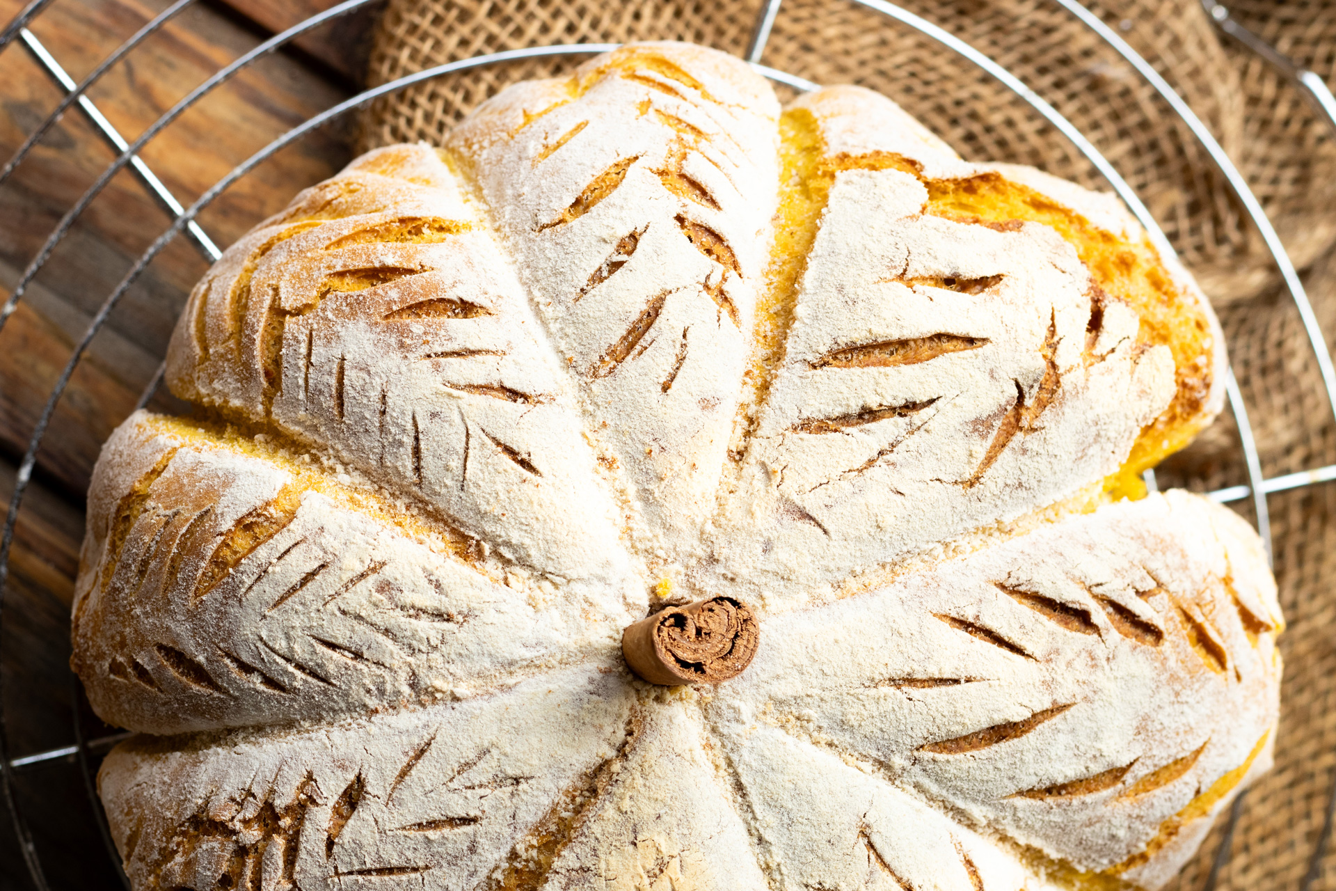 Pane alla zucca a forma di zucca
